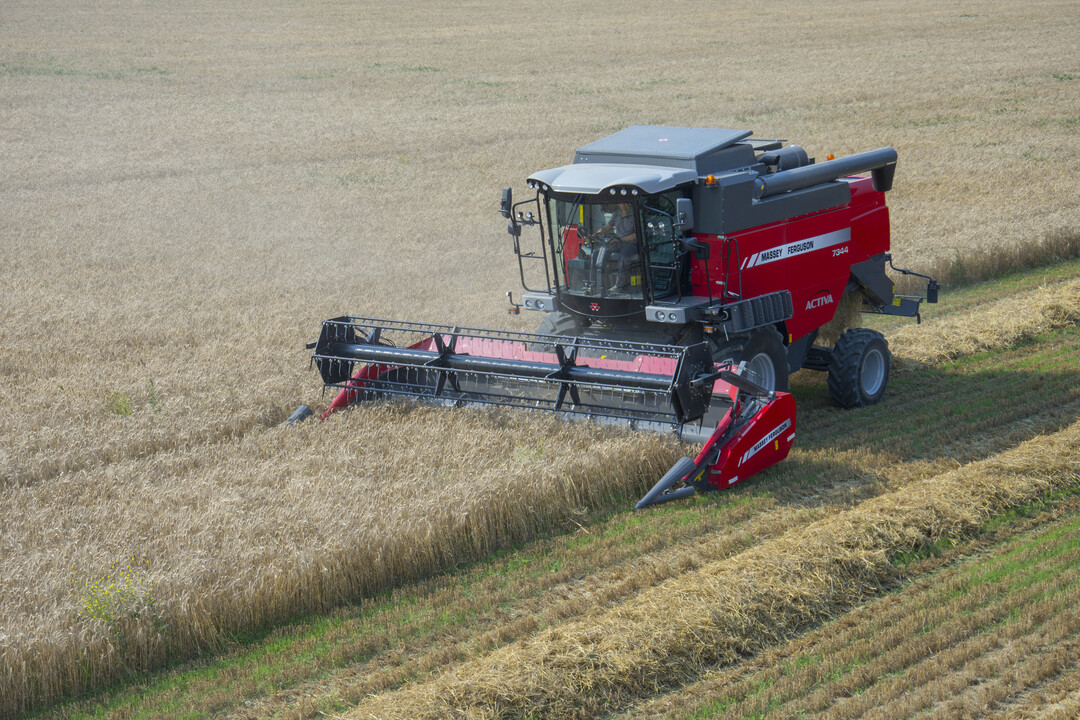 Fr die nchste Ernte erweitert MF sein Mhdrescherprogramm nach unten. Hier der neue MF 7344 Activa.