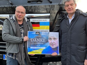 Hilfsgter fr die Ukraine: Einen Spendenscheck in Hhe von 18.000 Euro konnte Rainer Langner, Vorstandsvorsitzender der Vereinigten Hagelversicherung, an GAiN-Chef Klaus Dewald (l.) berreichen.