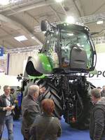 Der Fahrzegbauer Paul hat eine Lösung, um konventionelle Traktorkabinen anzuheben und zu drehen, um besonders bei Anbaugeräten mit großer Arbeitsbreite die Sichtverhältnisse zu verbessern. Das Prinzip zeigte Paul an einem Agrotron der Serie 9.