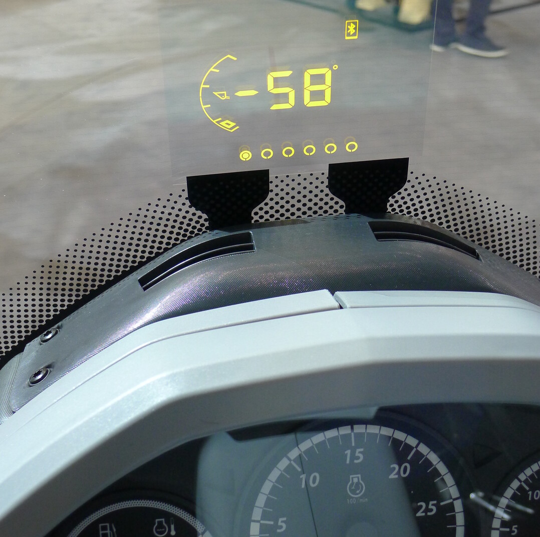 Fahrerinfos per Headup-Display: In die neuen SmartGlass Windschutzscheibe hat Valtra ein transparentes Display einlaminiert. Dieses kann Geschwindigkeit, Drehzahl, Temperatur des Motors oder der Hydraulik, Position des Frontladers, Anbaugertehhe, Diesel- und AdBlue-Fllstand sowie weitere Traktordaten oder die Anzeige eines Anrufes anzeigen. Im Bild wird der Kippwinkel der Frontladerschaufel simuliert. Weitere Optionen wie Alarme bei einem berholendem Auto, bei Person nahe am Traktor, Hindernissen oder die Spurfhrung sollen folgen.