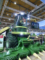 Hoch hinaus auch bei Krone: Die Kabine des Feldhäckslers lässt sich um bis zu 70 cm ausheben. So verbessern sich die Sichtverhältnisse bei der Maisernte.