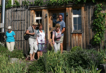 Grten im Westallgu standen in diesem Jahr auf dem Programm der BWagrar-Gartenfahrten Sd. Ob schnuggeliges Kleinod oder verschiedene Staudenzimmer auf groer Flche  allesamt boten sie neue Impressionen und Inspirationen fr die Arbeit im Garten zu Hause. 
