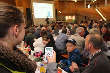 Mitgliederbefragung in der Arena Hohenlohe: Auf der Leinwand ber der Bhne im Hintergrund erscheint die Frage. Die Mitglieder antworten per Klicker und Zahlencode. Sibille Gaugler aus Ellwangen (links im Vordergrund) hlt fr den Fotografen einen Klicker ins Bild.