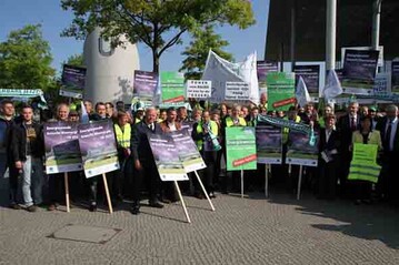 Ein Teil der Demonstranten mit Abgeordneten vor dem Paul-Lbe-Haus des Bundestages in Berlin