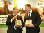 Der Vizepräsident des Bundesverbandes Säge- und Holzindustrie Deutschland , Lars Schmidt (r.), überreicht DBV-Präsident Gerd Sonnleitner die Kampagnenwürfel „HolzProKlima“.