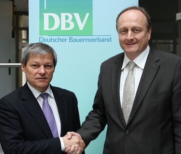 EU-Agrarkommissar Dacian Cioloş und Joachim Rukwied, Prsident des Deutschen Bauernverbandes, bei einem Gesprch in Berlin (v.l.) 