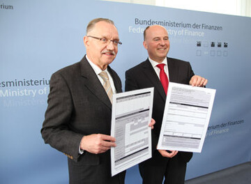 Der parlamentarische Staatssekretr beim Bundesminister der Finanzen, Hartmut Koschyk (rechts), und der Prsident des Deutschen Bauernverbandes (DBV), Gerd Sonnleitner, haben heute in Berlin einen deutlich einfacheren Antrag fr die Agrardieselerstattung vorgestellt
