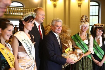 bergabe der Erntekrone durch DBV-Prsident Joachim Rukwied an Bundesprsident Joachim Gauck.