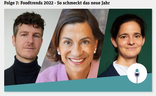 In der Podcast-Folge liefern sich Ernhrungswissenschaftlerin Dagmar von Cramm (Mitte), Geflgelexpertin Rita Benlken (re.) und der Journalist Nils Binnberg (li.) eine spannende Debatte ber Sinn und Unsinn von Trends.