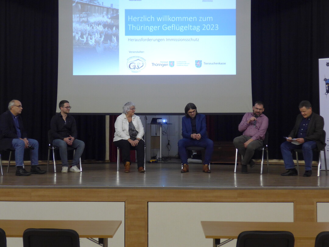Die Teilnehmer der Podiumsdiskussion v. l.: Ewald Grimm (KTBL), Andreas Anzengruber (LfL Bayern), Cornelia Schnedelbach (IFU- GmbH), Thomas Heimbürge (TLUBN), Martin Ullrich (Geflügelhof Hottelstedt GmbH), Dr. Thomas Bauer (TLLLR)