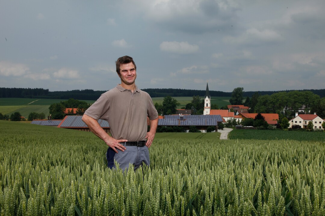 Johann Geltinger betreibt seinen landwirtschaftlichen Betrieb energieautark: mit der bewhrten Holz-Kraft-Anlage von Re erzeugt er aus Holzhackschnitzel Strom und Wrme. Von der umweltfreundlichen Energieerzeugung profitiert auch seine Ferkelzucht.