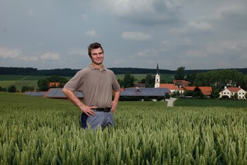 Johann Geltinger betreibt seinen landwirtschaftlichen Betrieb energieautark: mit der bewhrten Holz-Kraft-Anlage von Re erzeugt er aus Holzhackschnitzel Strom und Wrme. Von der umweltfreundlichen Energieerzeugung profitiert auch seine Ferkelzucht.