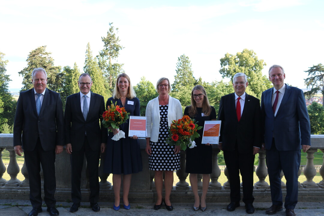 Dr. Nicola Gindele und Eva Habermann nehmen den Geno-Wissenschaftspreis für ihre Dissertation beziehungsweise Masterarbeit auf dem Balkon des Schloss Hohenheim entgegen. Es gratulierten: Prof. Dr. Reiner Doluschitz, Dr. Roman Glaser (BWGV), Edith Sitzmann MdL, Prof. Dr. Stephan Dabbert und Prof. Dr. Hans-Peter Burghof.