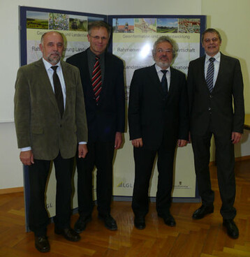 Die Rahmenvereinbarung Landwirtschaft ist auf den Weg gebracht: Werner Rpple, Prsident des Badisch Landwirtschaftlichen Hauptverbandes, Gerhard Glaser, Vizeprsident des Landesbauernverbandes in Baden-Wrttemberg, Hansjrg Schnherr, Prsident des LGL und Karlheinz Jger, Vorsitzender der AG62, unterzeichneten den Rahmenvertrag Landwirtschaft.