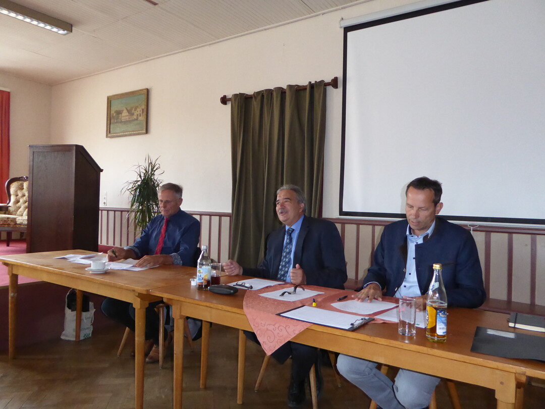 LBV-Vizeprsident Gerhard Glaser nahm, ebenso wie Josef Rief (MdB) und Thomas Drflinger (MdL) am Europischen Frhstck des KBV Biberach-Sigmaringen teil. 