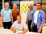 Geschäftsführender Vorstand des Bauernverbands (v.l.) Peter Treiber, Marcus Nübel, Jürgen Maurer, Harald Gronbach und Thomas Wenzel bei der Unterzeichnung des Forderungsbriefes an die Landesregierung