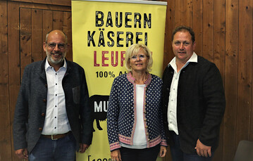  Zufrieden mit dem Ergebnis v.l: Die beiden Geschftsfhrer/in Michale Welte und Charlotte Fieinger mit dem Vorstandsvorsitzenden Markus Sttzenberger. 