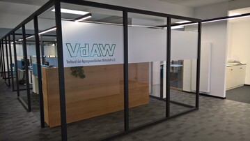 Nach rund 30 Jahren wurde die VdAW-Geschftsstelle renoviert. Groe Glasflchen und mehrere Dachkuppeln sorgen in den modernen Bros fr Helligkeit und Transparenz.