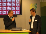 BWagrar trifft ...:Technikredakteur Michael Neub auf dem Hauptfest im Gespräch mit BayWa-Technik-Chef Erich Geßler (links) am 26. September 2010.