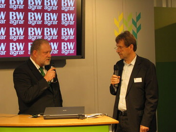BWagrar trifft ...:Technikredakteur Michael Neub auf dem Hauptfest im Gesprch mit BayWa-Technik-Chef Erich Geler (links) am 26. September 2010.