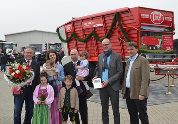 Die Gewinnerfamilie Stadler bei der Preisbergabe durch Bernhard Schleicher, Geschftsfhrer, Lely Deutschland GmbH (Zweiter v. r.) und Georg Pfeilschifter, Geschftsfhrer der Eder Landtechnik (l.).
