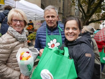 LBV-Vizeprsident Gerhard Glaser mit Kundinnen auf dem Erntedank-Wochenmarkt am 5. Oktober 2019 vor der Stiftskirche in Stuttgart