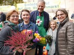 LBV-Vizepräsident Gerhard Glaser mit Kunden und Kundinnen beim Erntedank-Wochenmarkt am Samstag, 6. Oktober 2018, vor der Stiftskirche in Stuttgart.