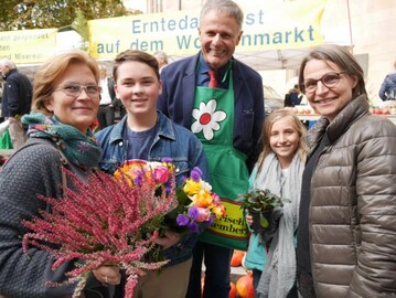 LBV-Vizeprsident Gerhard Glaser mit Kunden und Kundinnen beim Erntedank-Wochenmarkt am Samstag, 6. Oktober 2018, vor der Stiftskirche in Stuttgart. 