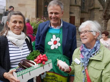 Frhliche Kundinnen mit LBV-Vizeprsident Gerhard Glaser beim 35. Erntedank-Wochenmarkt am 1. Oktober 2016 vor der Stiftskirche in Stuttgart.