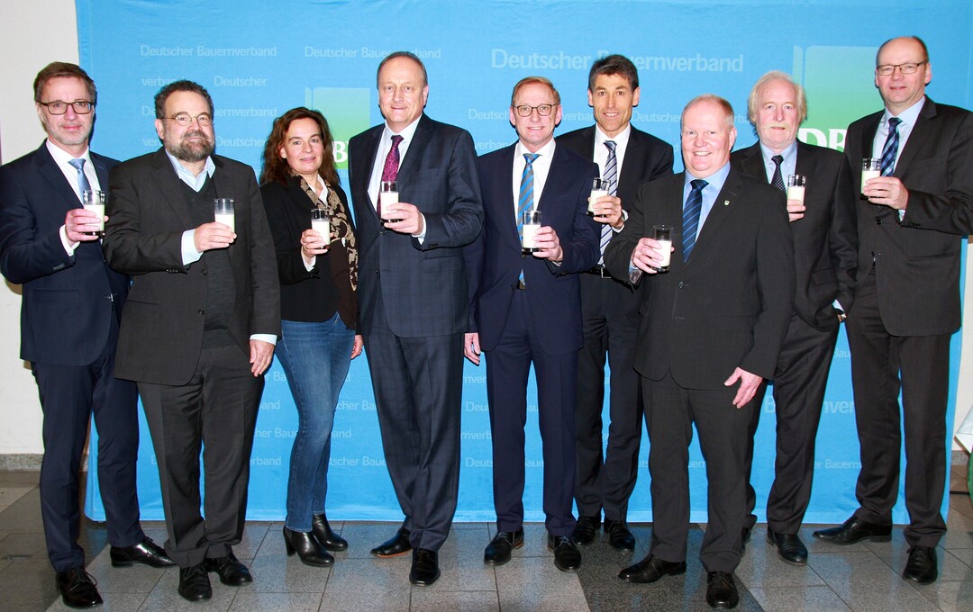 Die Vertreter der deutschen Molkereiwirtschaft trafen sich mit DBV-Prsident Rukwied (4. von links) und DBV-Milchprsident Schmal (3. von rechts).