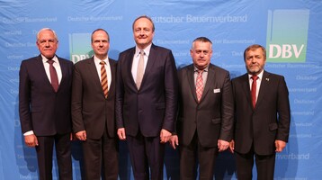 Mitgliederversammlung beim Deutschen Bauerntag whlte neuen Vorstand. Bauernprsident Joachim Rukwied wiedergewhlt. Neu gewhlt wurde Wolfgang Vogel, der auf Udo Folgart folgt. Im Bild (von links): Werner Hilse, Werner Schwarz, Joachim Rukwied, Walter Heidl, Wolfgang Vogel