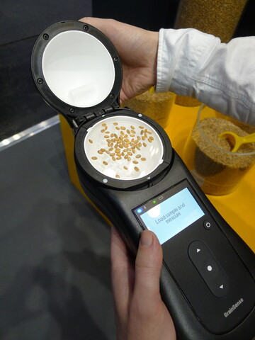 Das batteriebetriebene GrainSense ist laut dem gleichnamigen, finnischen Hersteller das weltweit erste Mobilgert zum Messen der Kornqualitt. Auf dem Feld lassen sich binnen weniger Sekunden Protein-, Feuchtigkeits-, l- und Kohlehydratgehalte von Getreide und anderen Kulturen sowie den Proteingehalt im Futter ermitteln. Den Preis beziffert GrainSense auf rund 3900 Euro.
