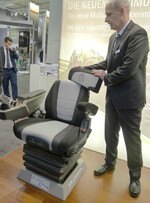 Für die bekannten Fahrersitze Maximo Evolution (siehe Bild) und Actimo Evolution gibt es eine neue Optik und zusätzlichen Komfortfunktionen.