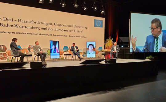 Lebhafte Disskussionsrunde unter der Leitung von MLR-Pressesprecherin Isabel Kling (links) mit v.l. Norbert Lins, MdEP; per Video zugeschaltet der tschechische Landwirtschaftsminister und Vorsitzende im EU-Agrarrat, Zdenek Nekula; Peter Hauk, Agrarminister Baden-Wrttemberg; aus Frankreich zugeschaltet Christiane Lambert, EU-Bauernprsidentin (Copa) und Joachim Rukwied, DBV-Prsident.
