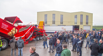 Mit ber 4600 Fachbesuchern bei der Grimme Technica konnte eine Steigerung von 15 Prozent gegenber 2014 und somit ein Besucherrekord erzielt werden. ber 40 Nationen, darunter Italien, Trkei, Sdafrika und den USA waren zu Gast. 