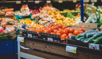 Im Supermarkt kann man die Produkte genauer betrachten.