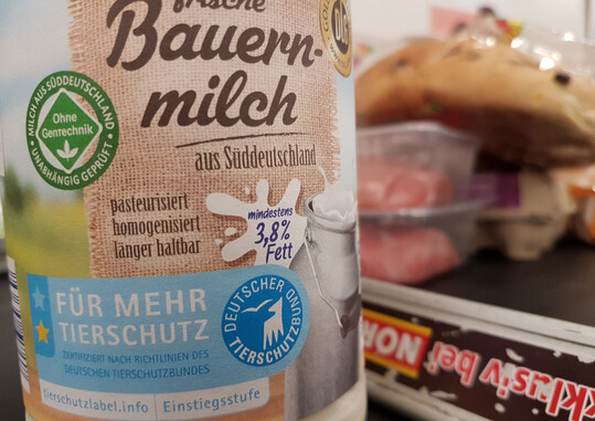 Frischmilch-Einkauf im Norma: Mit der Milch, die in der Einstiegsstufe von Fr Mehr Tierschutz zertifiziert ist, bedient Gropper die Haltungsform-Stufe 3.