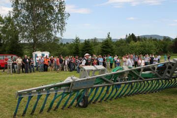 Bei einer praktischen Demonstration war die komplette Bandbreite der Gülletechnik im Einsatz, vom Breitverteiler mit Schwanenhals, dem Schwenkrohrverteiler, dem Schleppschlauch und dem Schleppschuh bis hin zum Schlitzgerät.