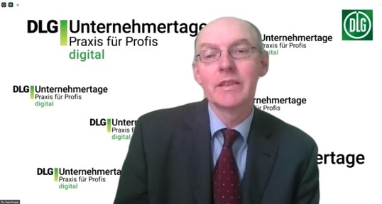 Dr. Sven Grupe von der Koesling Anderson LEB GmbH wies auf die grten Herausforderungen fr Milcherzeuger im Ausnahme-Frhjahr 2020 hin: Lieferketten, Mitarbeitergesundheit und interne Kommunikationswege, niedrige Auszahlungspreise sowie die Optimierung der Produktionsprozesse.