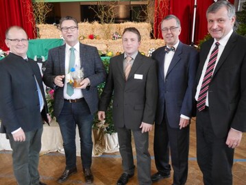 Kurz vor Beginn des Kreisbauerntages in Mhlacker-Enzberg (von links): Brgermeister Winfried Abicht, Minister Peter Hauk, Kreisvorsitzender Ulrich Hauser, Erster Landesbeamter Wolfgang Herz und FDP-Fraktionschef Dr. Hans-Ulrich Rlke.