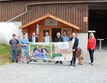 Julian und Simon Pflugfelder, Konrad Epple (MdL, CDU), Landwirtschaftsminister Peter Hauk, Jrgen Walter (MdL, Grne), Betriebsleiter Jrgen Pflugfelder, LBV-Vizeprsident Klaus Mugele und Brgemeisterin Rebecca Schwaderer (v. l.)