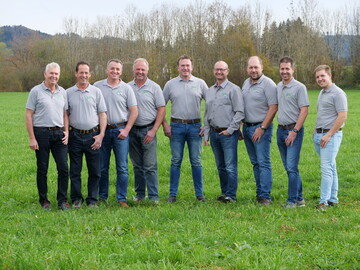 (v.l.): Klaus Wessle (Biobauer aus Uttenhofen), Robert Fink (Vorsitzender der Allguland eG aus Gestratz),
Christoph Lingg (Vorsitzender des Maschinenrings Allgu-Bodensee aus Oberreute), Dietmar Sohler (stellv.
Vorstand des Maschinenrings Allgu-Bodensee aus Niederstaufen), Klaus Halder und Bernd Bck (Geschftsfhrer der Naturenergie Isny), Clemens, Gregor und Christof Maier (Inhaber des Heslerhofs und
Geschftsfhrer der Biogastechnik Sd in Isny).