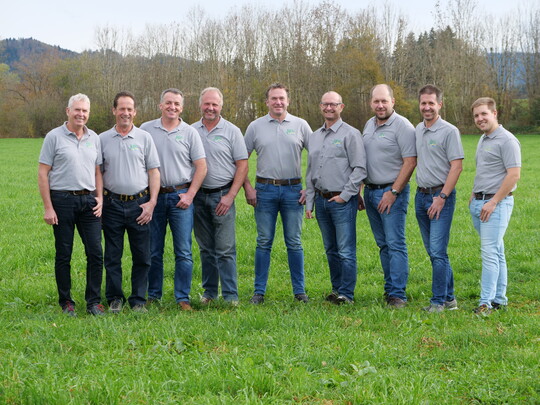 (v.l.): Klaus Wessle (Biobauer aus Uttenhofen), Robert Fink (Vorsitzender der Allguland eG aus Gestratz),
Christoph Lingg (Vorsitzender des Maschinenrings Allgu-Bodensee aus Oberreute), Dietmar Sohler (stellv.
Vorstand des Maschinenrings Allgu-Bodensee aus Niederstaufen), Klaus Halder und Bernd Bck (Geschftsfhrer der Naturenergie Isny), Clemens, Gregor und Christof Maier (Inhaber des Heslerhofs und
Geschftsfhrer der Biogastechnik Sd in Isny).