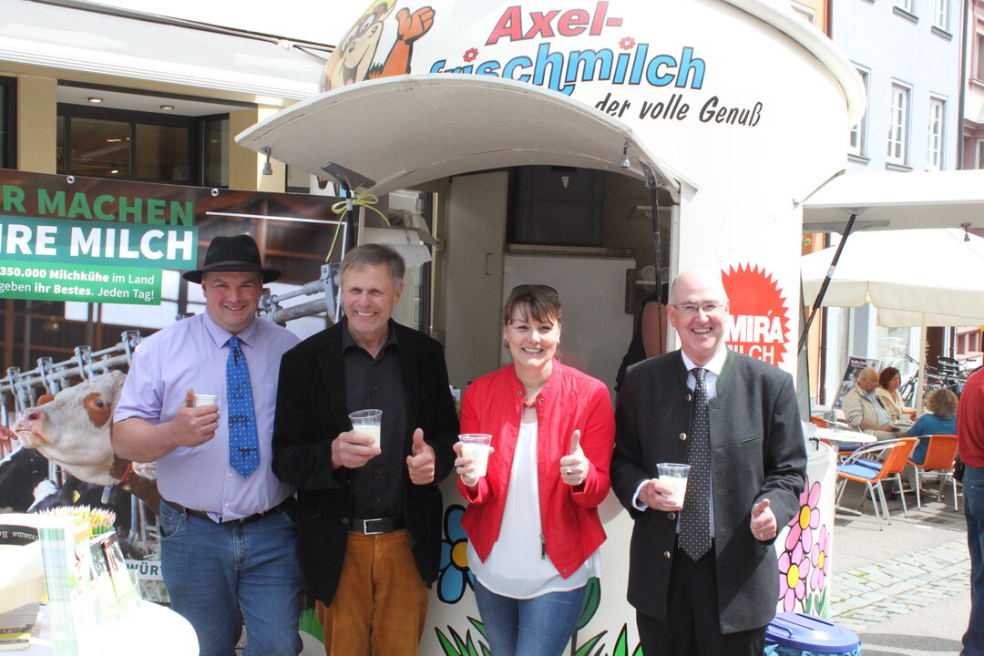 Kreisvorsitzender Manfred Haas, LBV-Vizeprsident Gerhard Glaser, Landfrauenprsidentin Juliane Vees und Landrat Dr. Wolf-Rdiger Michel
