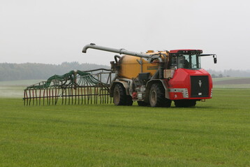 Gülleausbringung auf Ackerfuttergras.