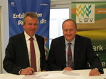 Nach der Vertragsunterzeichnung für 2014 (von links): Gute Laune bei in.Stuttgart-Geschäftsführer Andreas Kroll und LBV-Präsident Joachim Rukwied