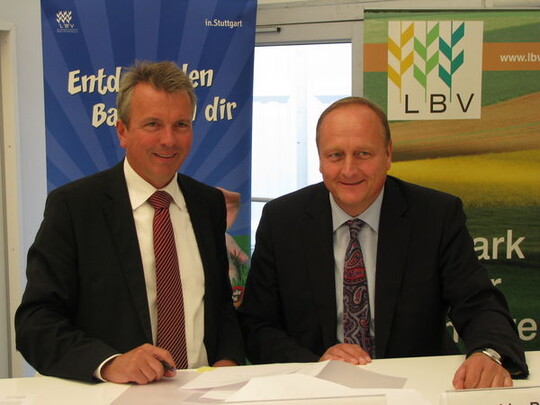 Nach der Vertragsunterzeichnung fr 2014 (von links): Gute Laune bei in.Stuttgart-Geschftsfhrer Andreas Kroll und LBV-Prsident Joachim Rukwied