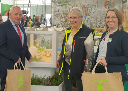 Marion Dorn, Vorsitzende des GWV Mecklenburg-Vorpommern, erluterte mit Landwirtschaftsminister Dr. Till Backhaus und Staatssekretrin Elisabeth Amann brennende Fragen zu den aktuellen Herausforderungen der Geflgelwirtschaft.