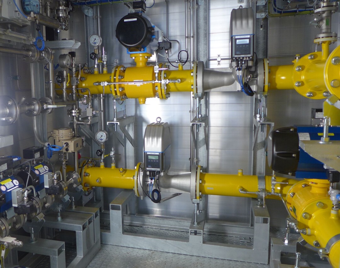 H2 Einspeiseanlage: Anlage, die Wasserstoff in das bestehende Gasnetz einspeist, unter Einhaltung der Gasnetz-Kennwerte/Grenzwerte.
