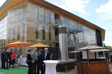 Auffallendes, modernes Passivhaus in Holzbauweise - das neue Haus der Bauern in Freiburg im Breisgau